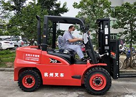 杭州5噸X系列柴油叉車(chē)交付現場