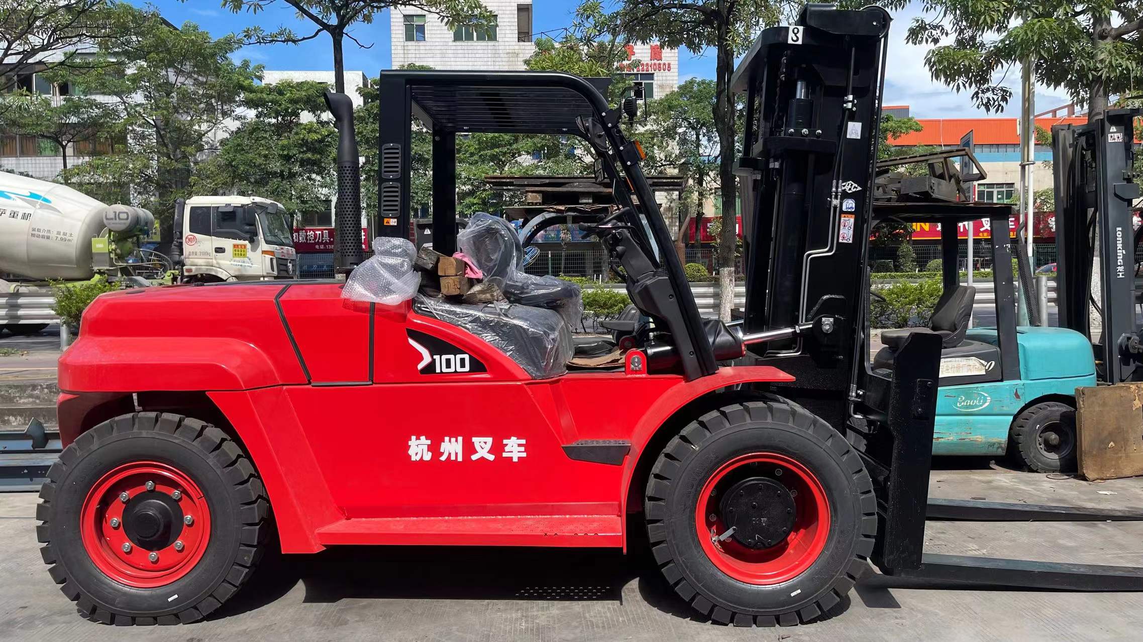 杭州叉車(chē)3噸柴油、電動，10噸柴油叉車(chē)，2噸電動小前移式叉車(chē)交付使用