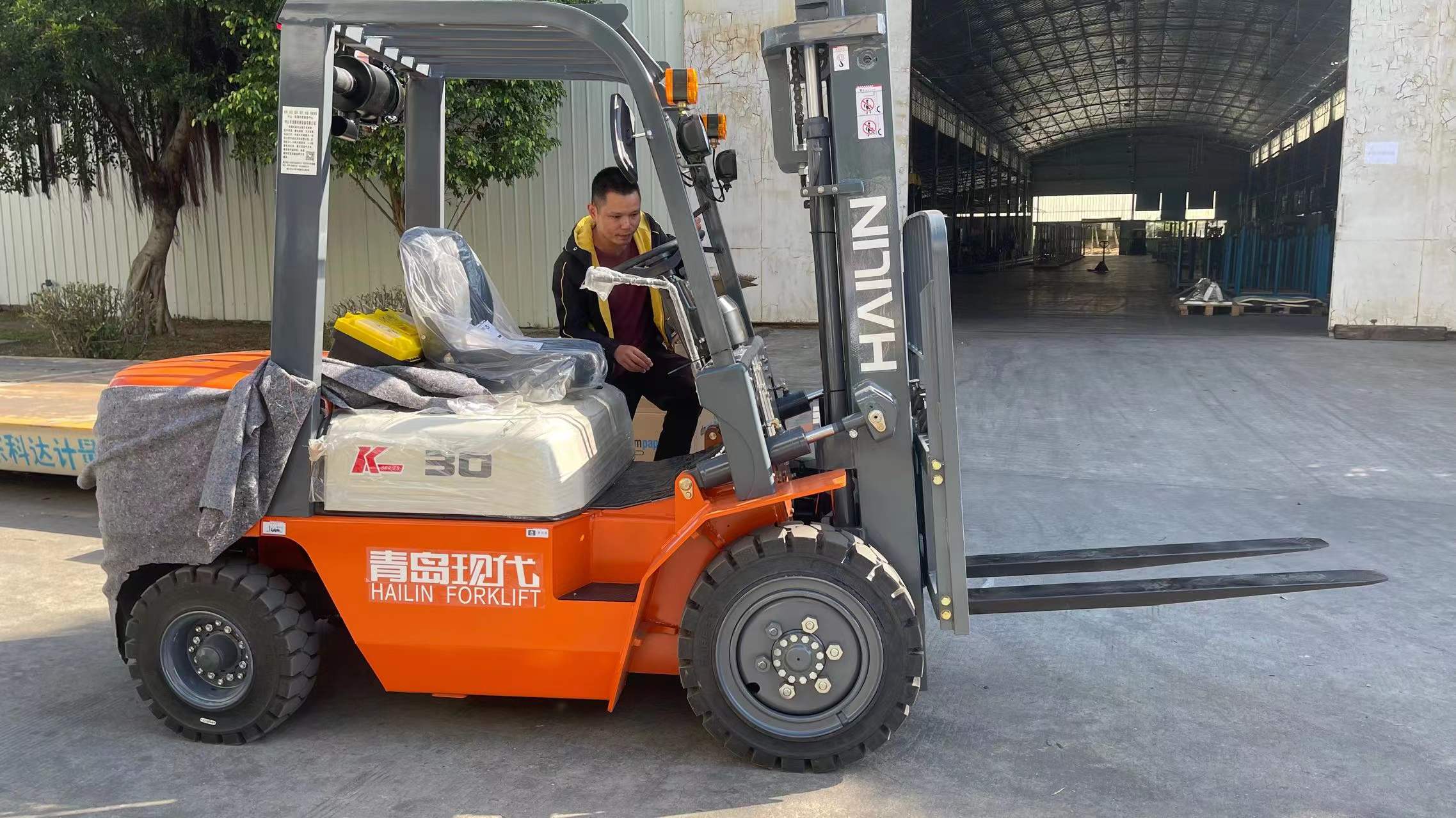 龍騰銷售：青島現代3噸-5噸柴油叉車(chē)帶傾翻鏟鬥，交付客戶!